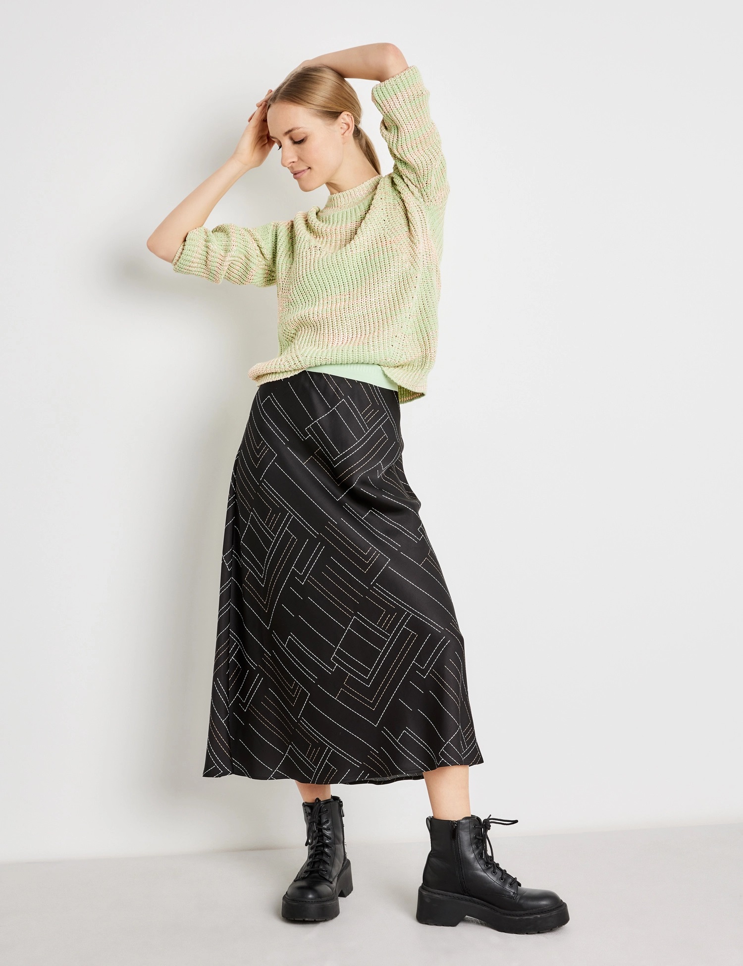 Taifun Ausgestellter Midirock mit Gummibund EcoVero, schwarz gemustert