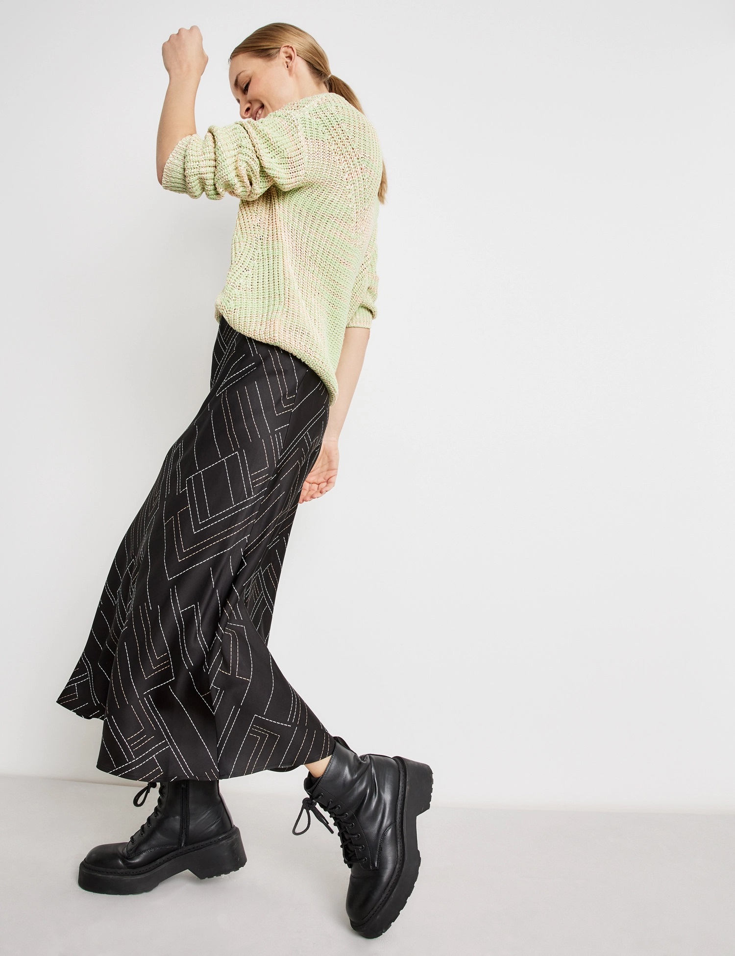 Taifun Ausgestellter Midirock mit Gummibund EcoVero, schwarz gemustert