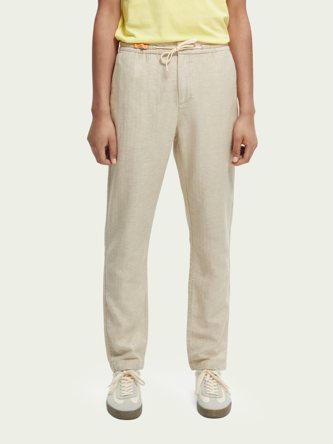 Scotch & Soda Warren Regular Straight Fit Jogginghose aus einer Leinenmischung, Sand Melange