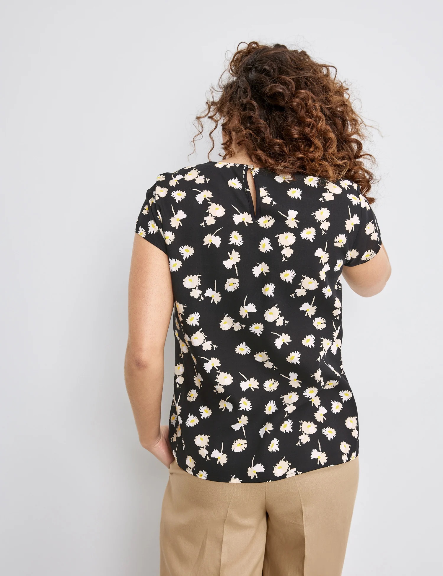 Taifun Kurzarmbluse mit Blumen-Print EcoVero, schwarz gemustert