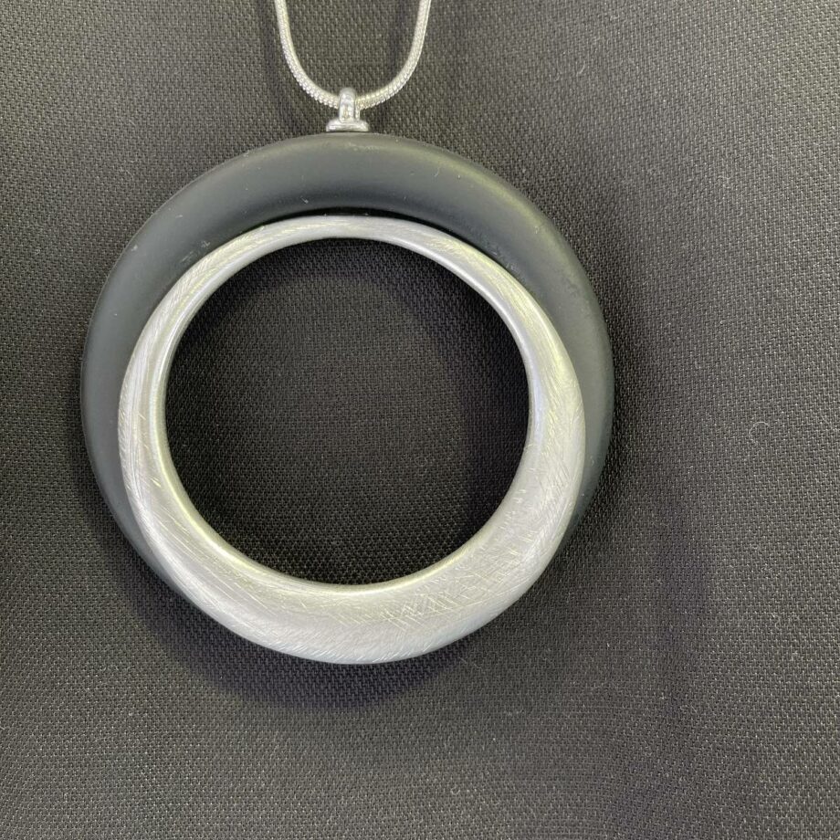 Leslii Lange Halskette Schlangenkette mit XXL-Anhänger Silber Schwarz