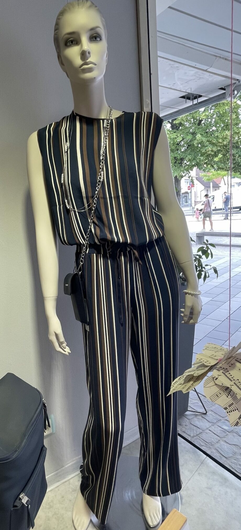 Damenmode Schaufenster Sommeroutfit 8